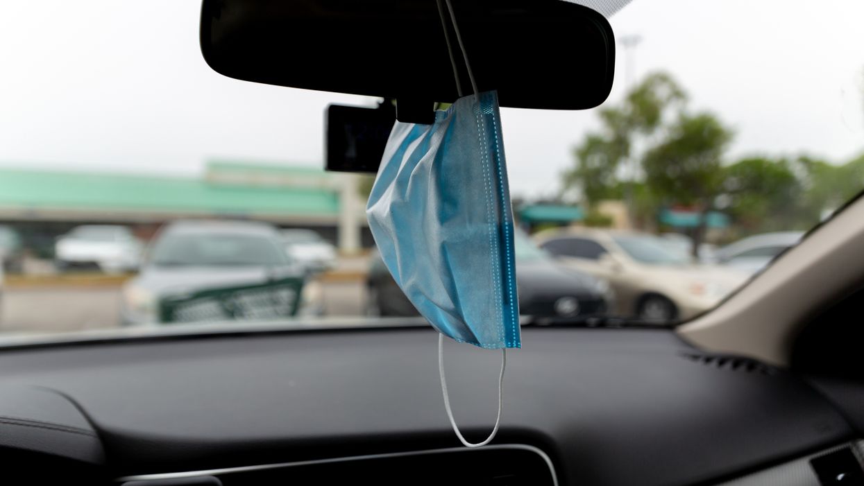 Tu risques une amende de 171 $ au Québec si tu accroches ton masque sur ton rétroviseur