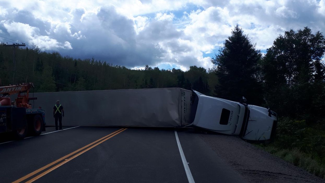 Une camion lourd s'est renversé et a bloqué une route en Mauricie pendant des heures