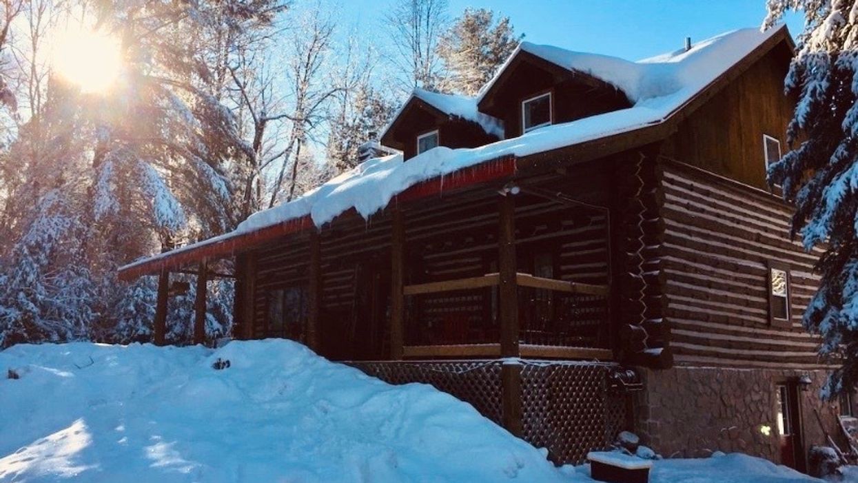 You Can Rent This Massive Muskoka Chalet With 3 Skating Ponds For Super Cheap