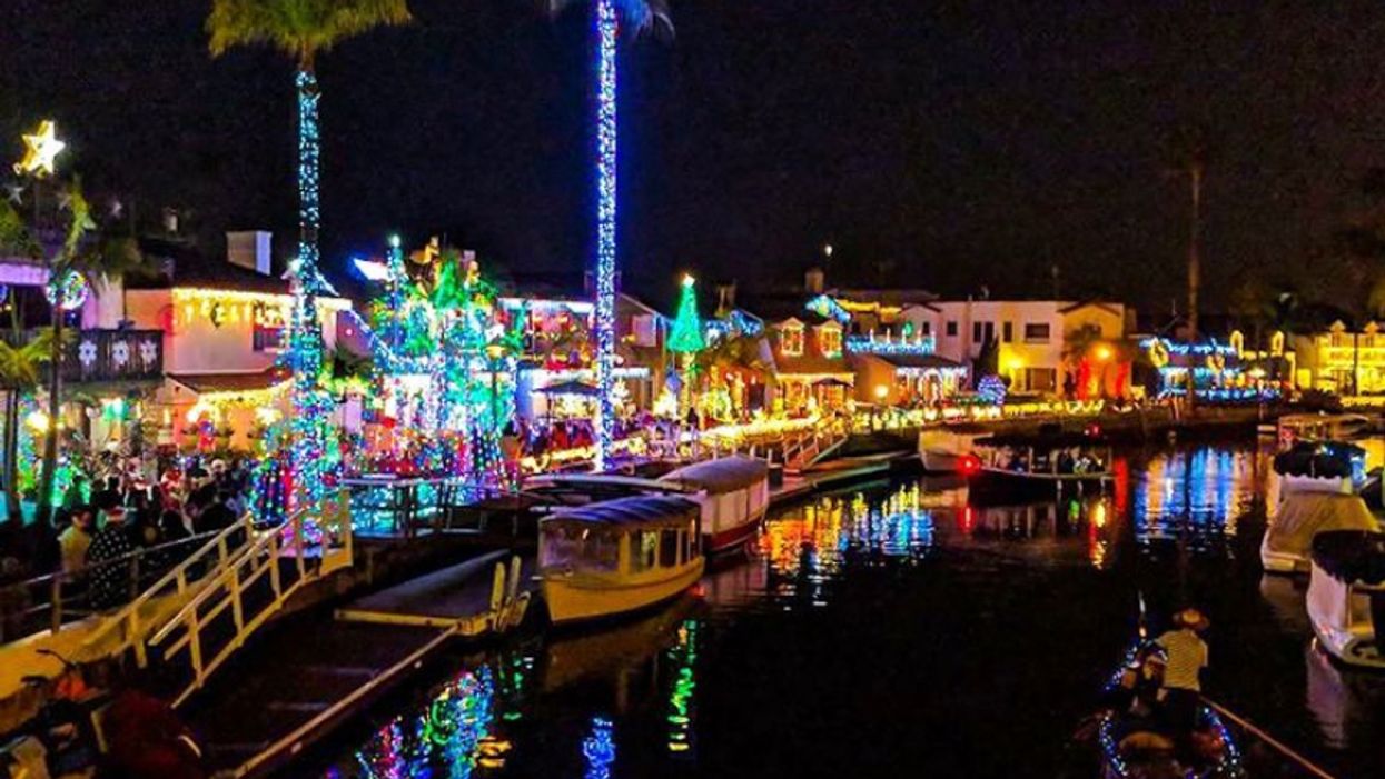 You Can Take A Gondola Ride Through A Christmas Fairytale In California (PHOTOS)