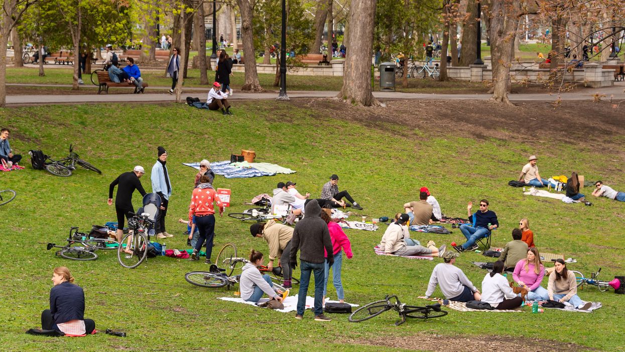 Des psys nous parlent des comportements qu'on risque de voir après la pandémie au Québec