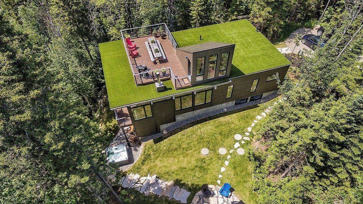 Cette maison luxueuse dans Charlevoix a sa propre terrasse sur le toit avec une vue WOW