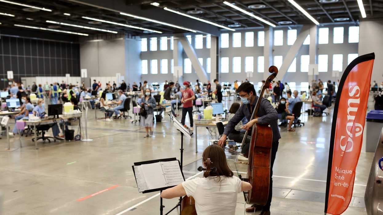 Des mini-concerts sont prévus dans 20 centres de vaccination au Québec et ça fait jaser