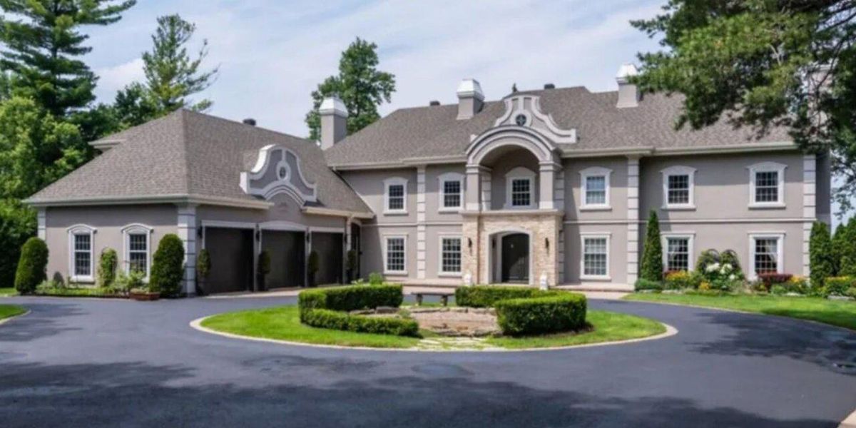 Chateau Sur Le Bord D Un Lac A Vendre A L Ile Bizard Narcity Chateau Sur Le Bord D Un Lac A Vendre A L Ile Bizard Narcity