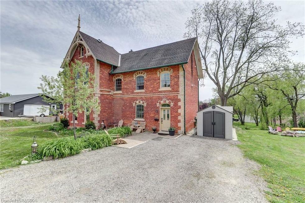 This Massive 750K Ontario Home Has 15 Rooms & A Rooftop With Panoramic