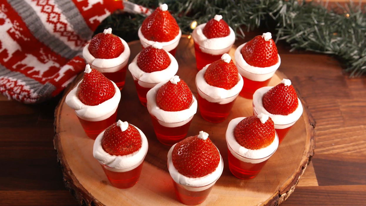 These Santa Hat Jello Shots Will Make Your Christmas Party Very Lit This Year Narcity Christmas Hat Jello Shots 2021
