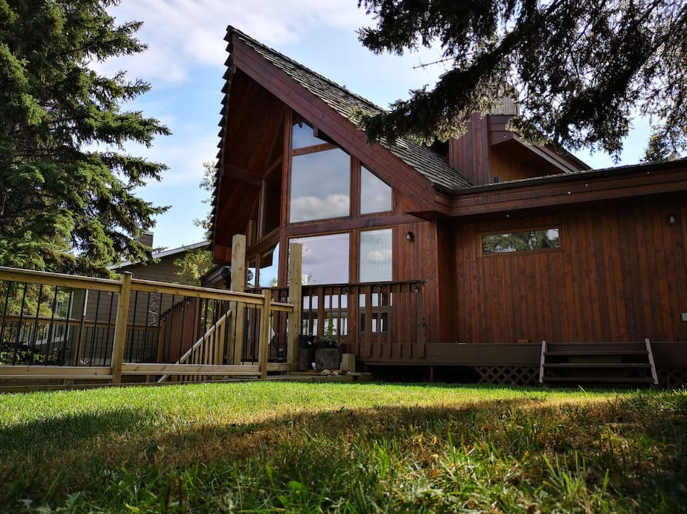 Lakefront Cedar Home // Wabamun Narcity