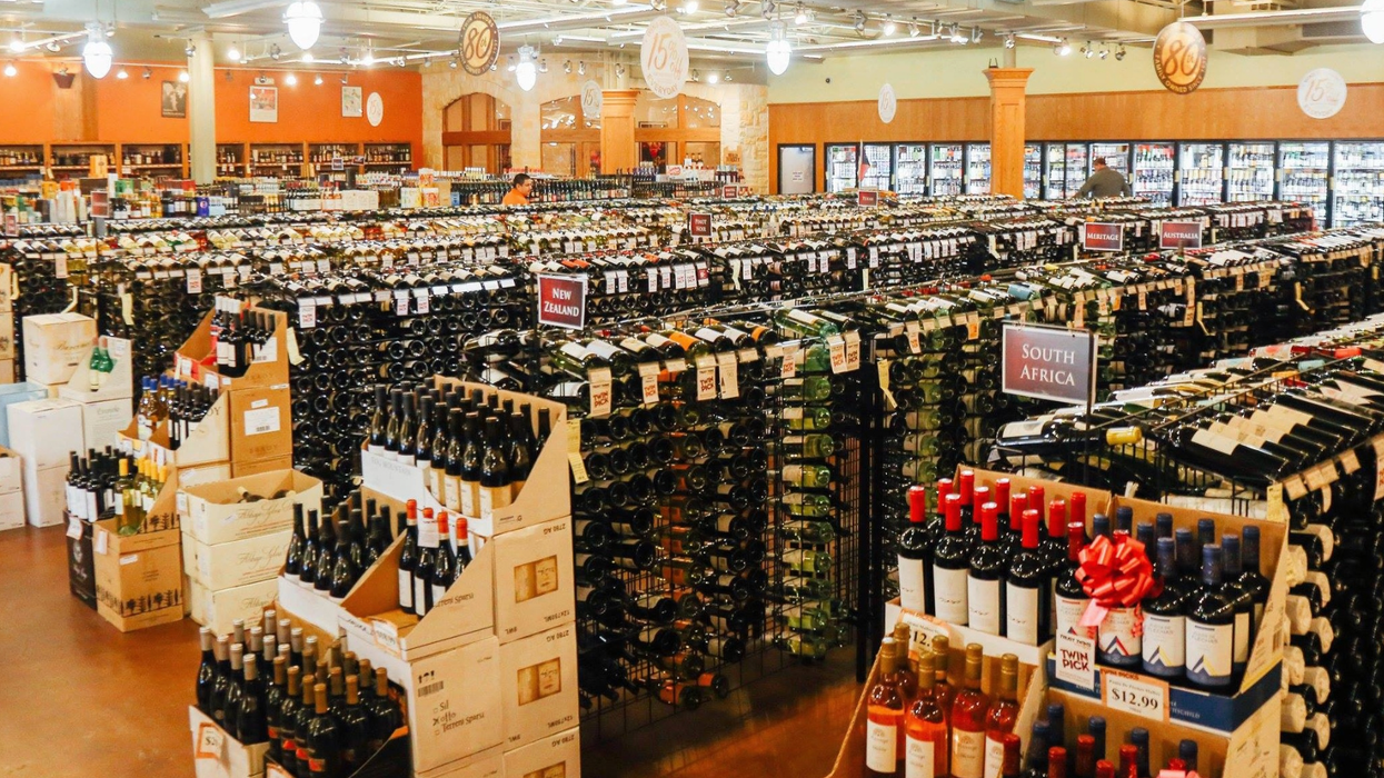 Texas Twin Liquors Dollar Sale Is Back For A Weekend Only - Narcity Texas Twin Liquors Dollar Sale Is Back For A Weekend Only - Narcity