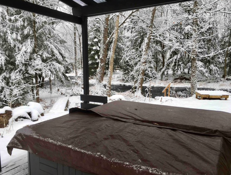 Ontario's Airbnb Hot Tub Spots Are Perfect For People Who Hate The Cold