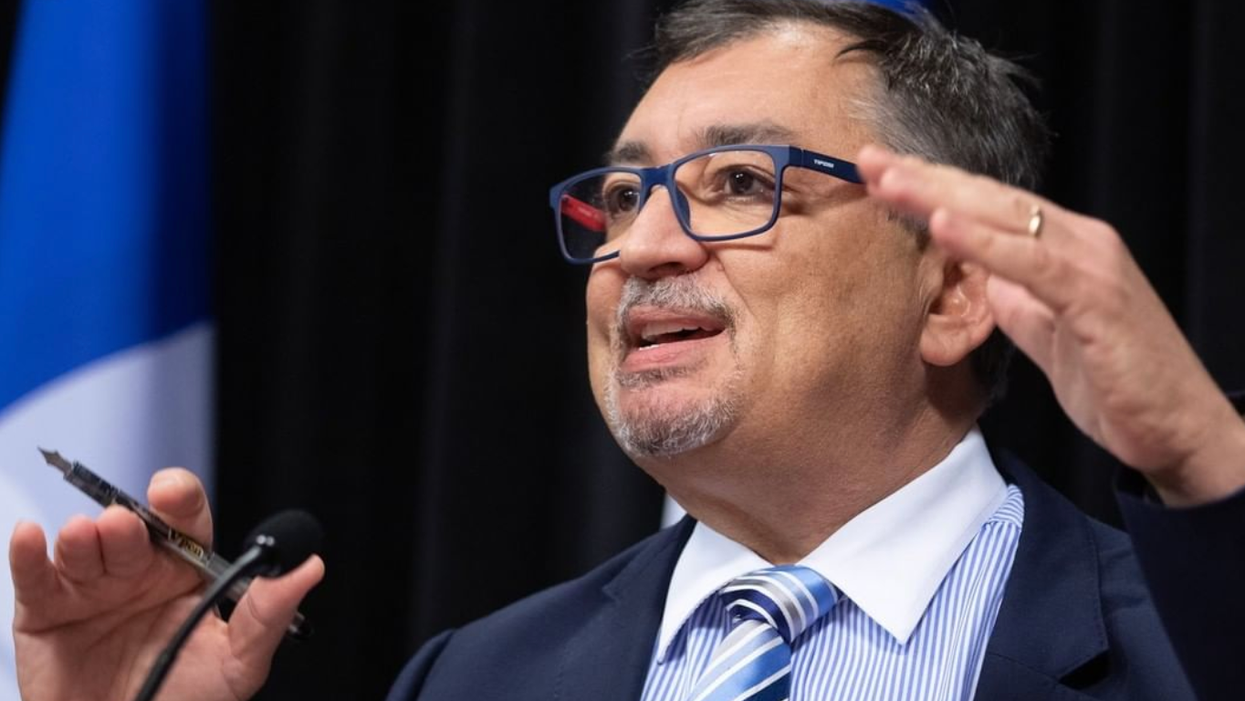 Des manifestants masqués se sont rassemblés devant la demeure de Horacio Arruda hier soir