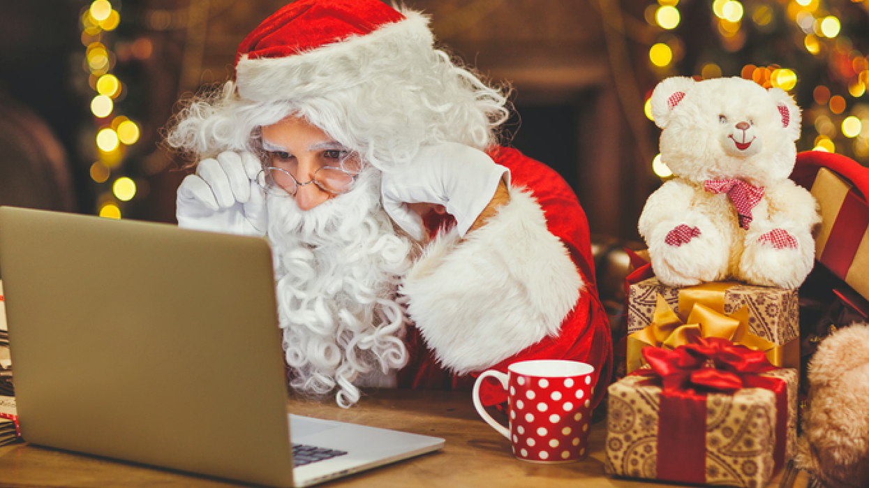This Toronto Company Will Pay You $25 An Hour To Be Santa Claus From Home