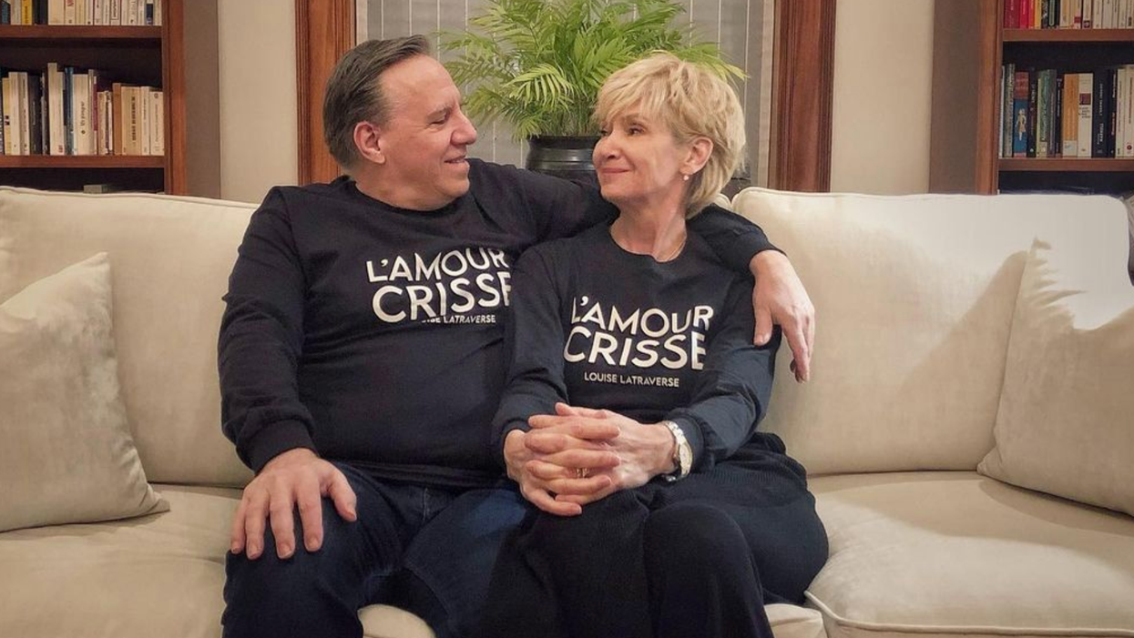 François Legault et sa femme portent un chandail « L'amour Crisse » et ça fait réagir