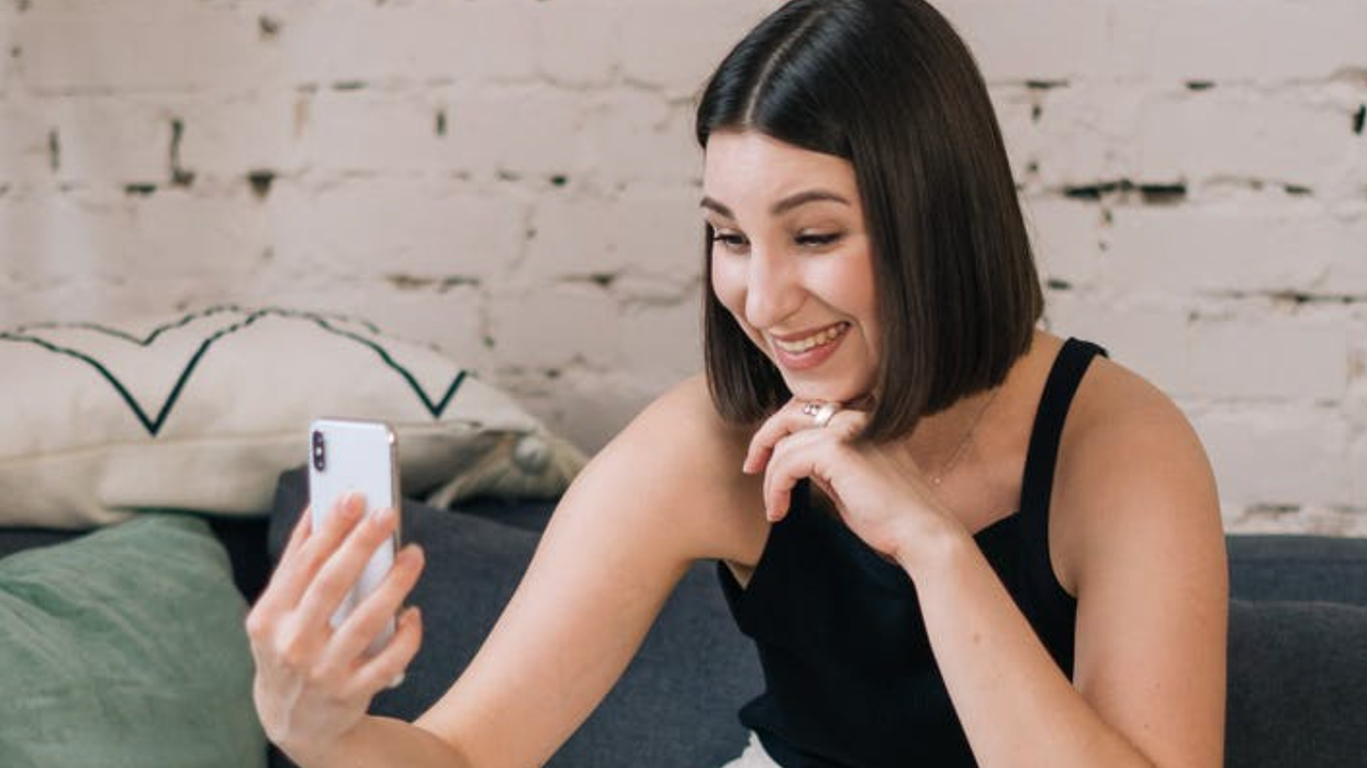 How To Look Flawless On Zoom With Makeup & Lighting, According To A Toronto Esthetician