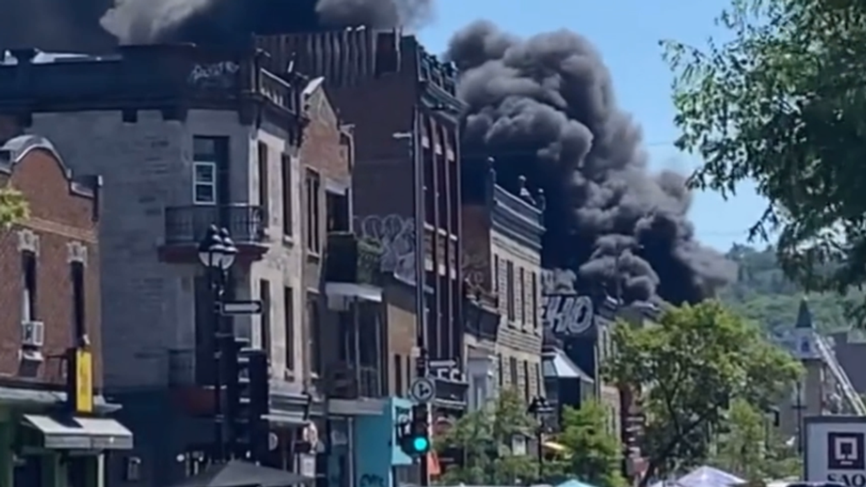 Un incendie majeur fait rage actuellement à Montréal et les images sont saisissantes