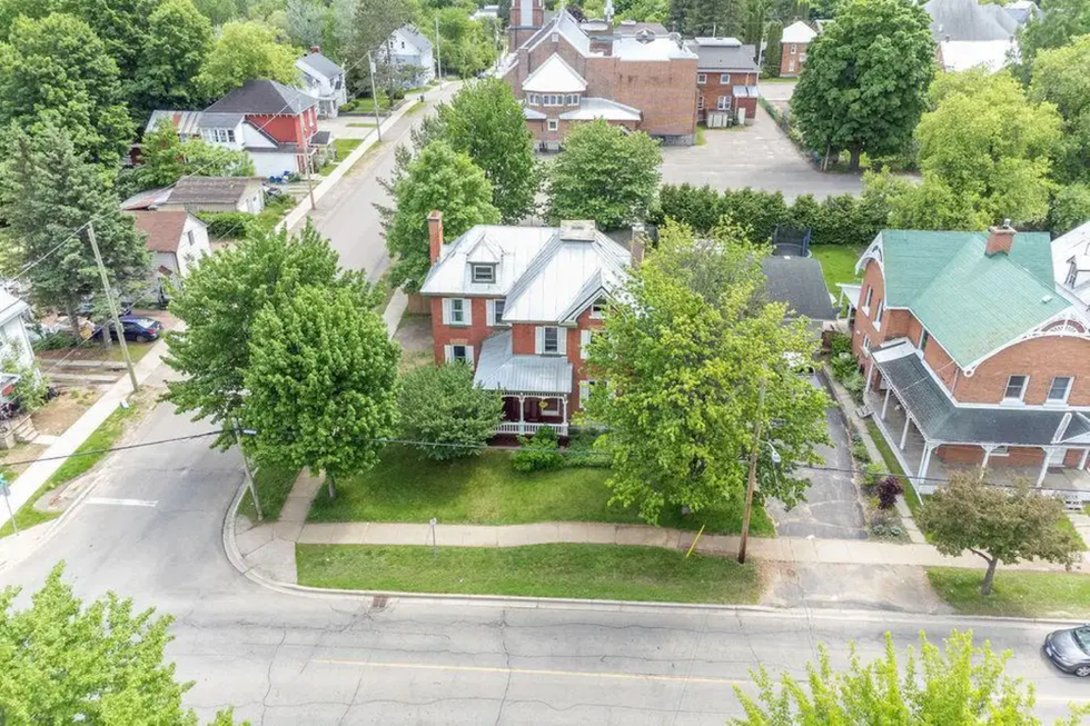 This Massive Ontario Home For Sale Has 19 Rooms & Costs Less Than 500K