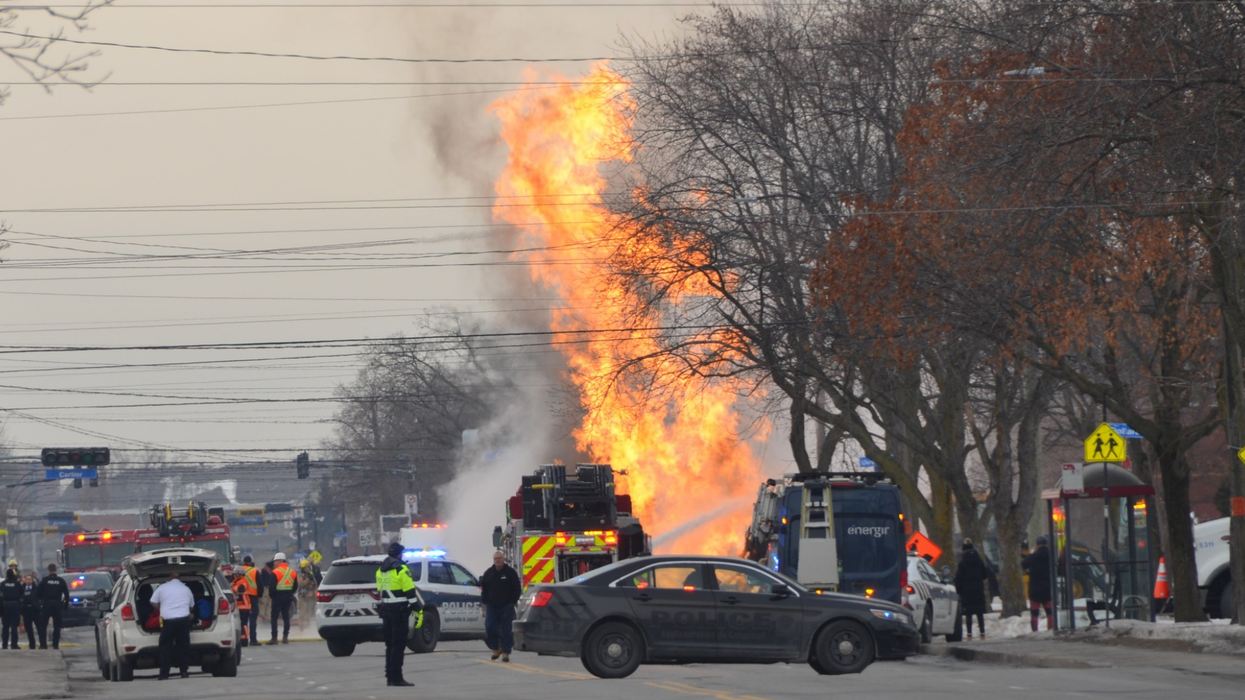 Incendie sur un boulevard à Longueuil. Les pompiers interviennent.