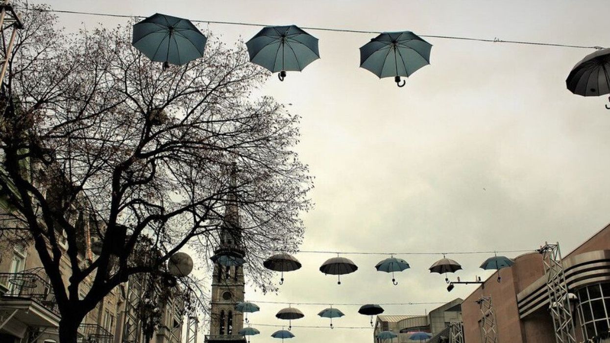 Installation de parapluies au-dessus de la rue Saint-Denis à Montréal.
