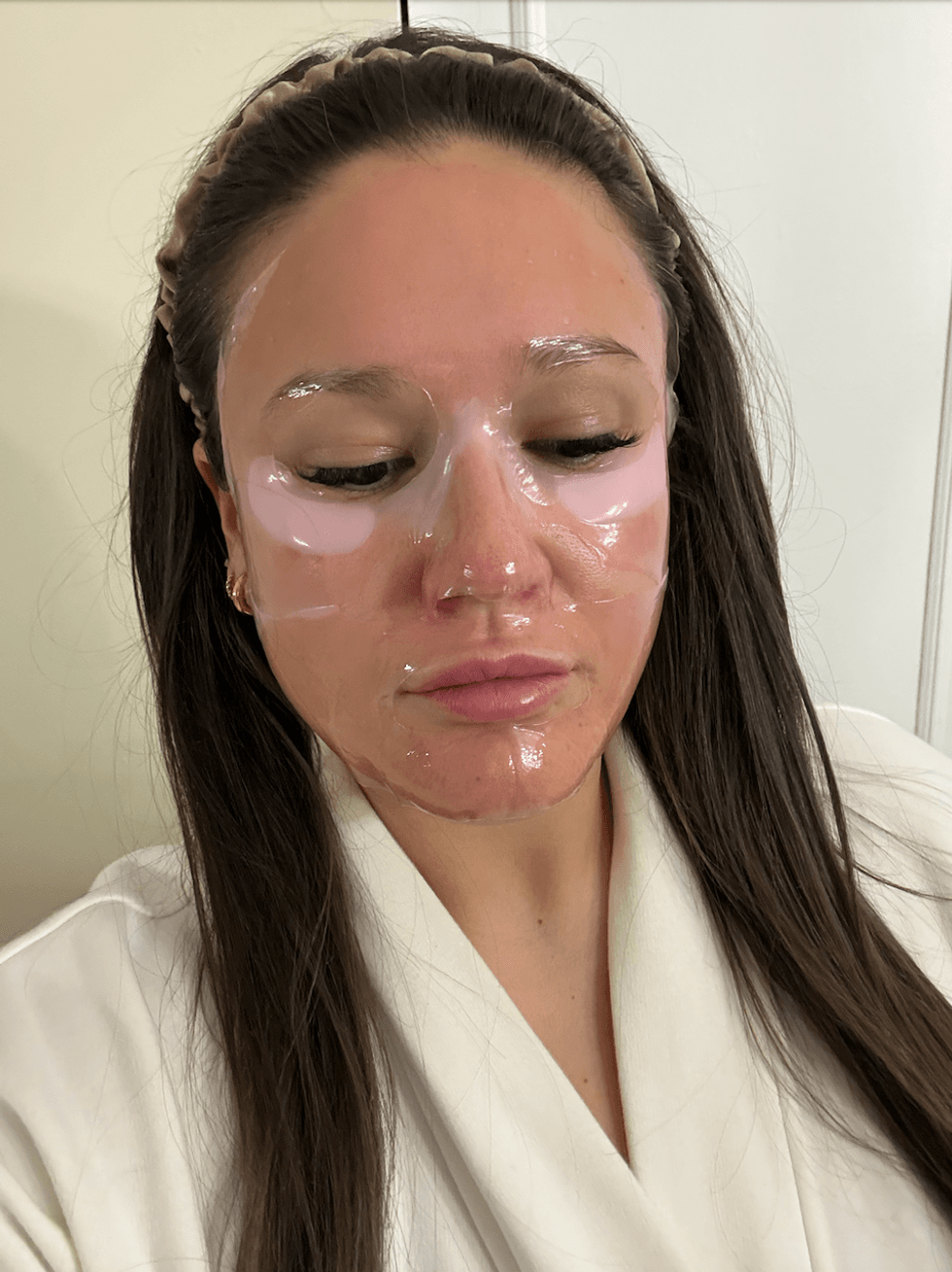 Izabelle, avec le masque gel au collag\u00e8ne rose PDRN de Medicube.