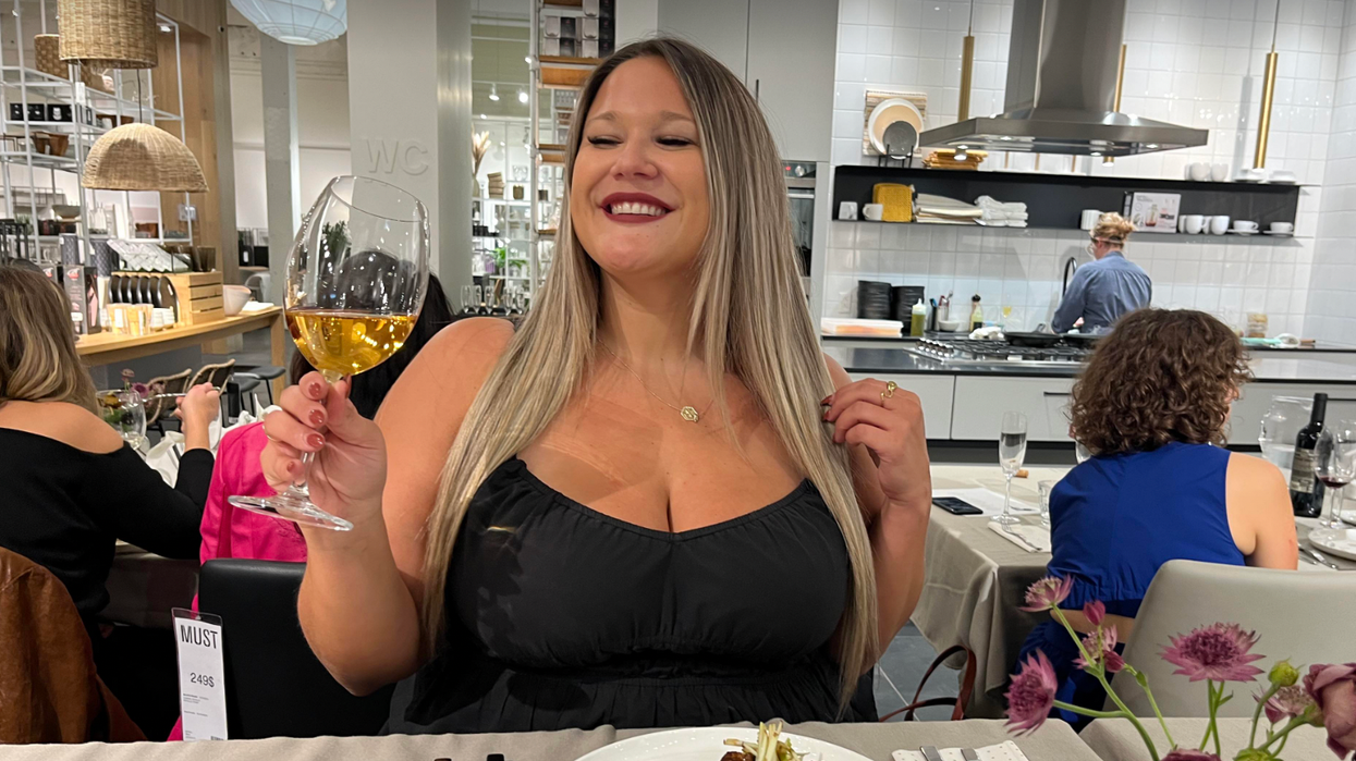 Izabelle Bee au Must Société à Laval pendant l'expérience culinaire.