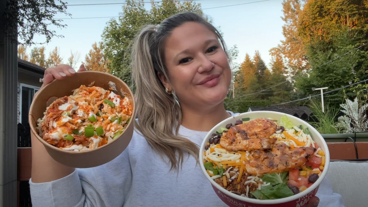 Izabelle Bee avec le bol de St-Hubert à gauche, et celui de Poulet Rouge à droite.