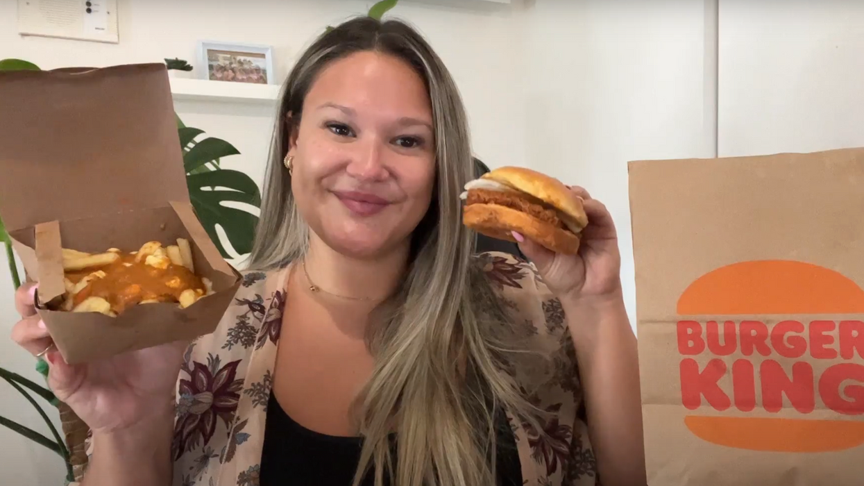 Izabelle Bee avec le menu poulet au beurre de Burger King.