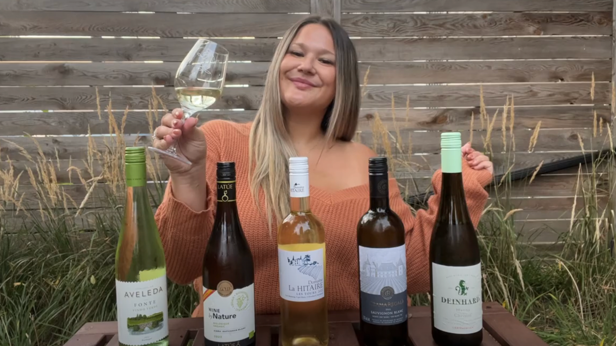 Izabelle Bee avec les 5 vins blancs à moins de 13 $ de la SAQ.