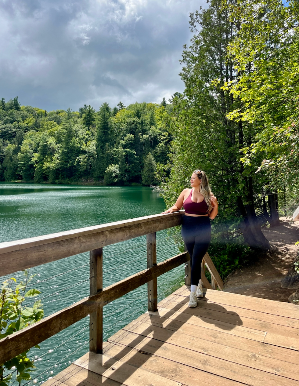Izabelle Bee devant le lac Pink, situ\u00e9 dans le parc de la Gatineau.