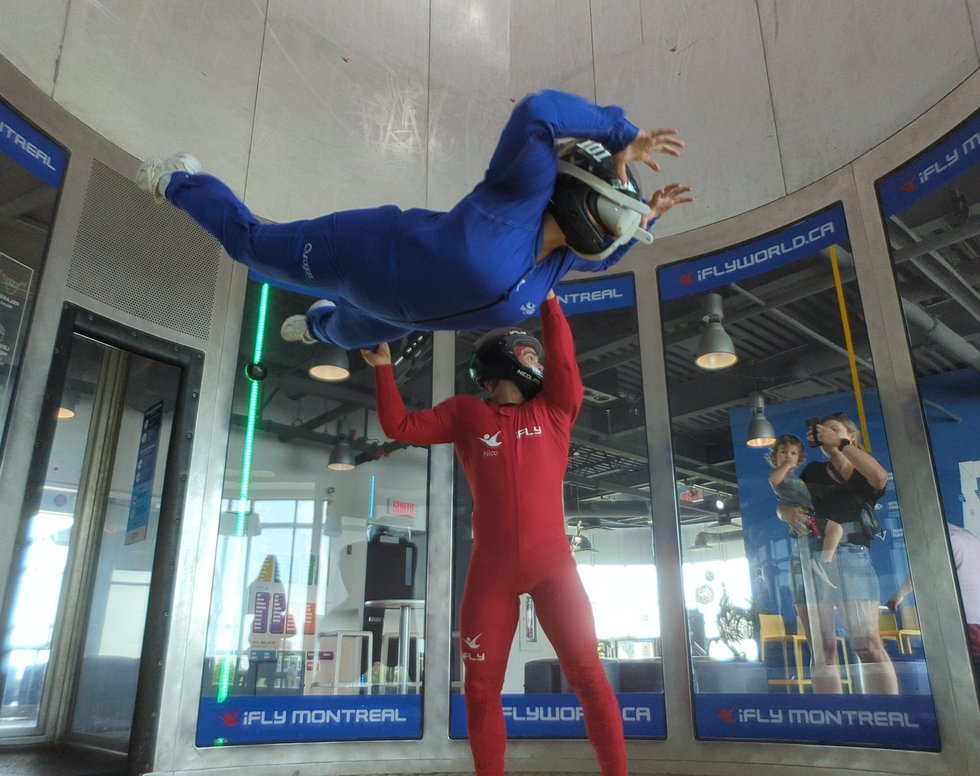 Izabelle Bee en plein vol avec le casque de r\u00e9alit\u00e9 virtuelle.