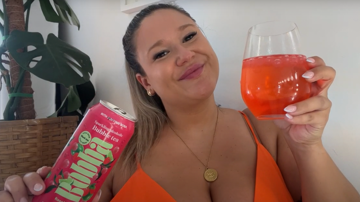 Izabelle Bee et le nouveau bubble tea alcoolisé de Bobba.