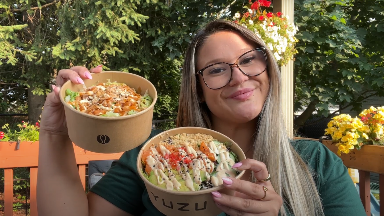 Izabelle Bee et les deux poke bowls : Sushi Shop en haut et Yuzu Sushi en bas.