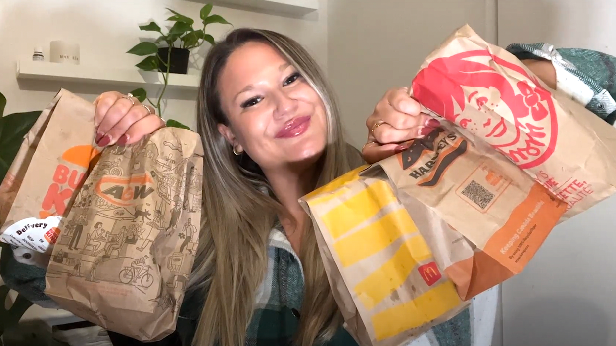 Izabelle Bee et les sacs des 5 fast foods populaires au Québec : Harvey's, McDonald's, Burger King, Wendy's et A&W.