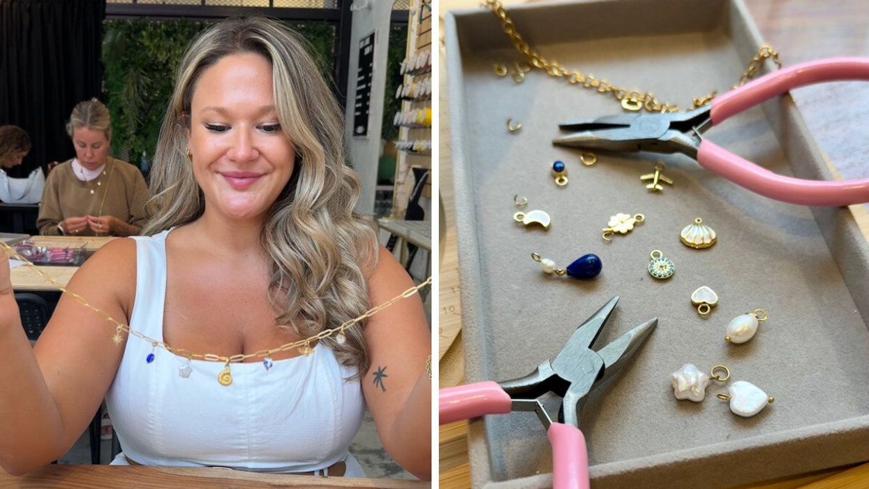 Izabelle Bee et sa création. Droite : les breloques choisies pour la création.