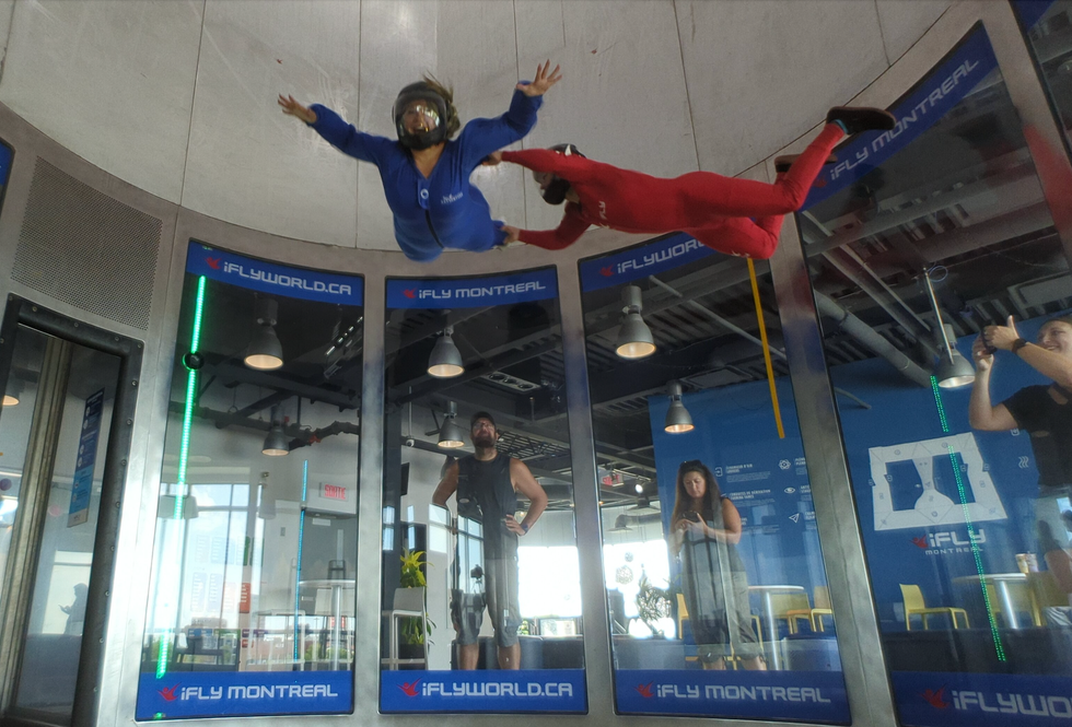 Izabelle Bee qui monte avec l'instructeur pendant le d\u00e9collage vertical.