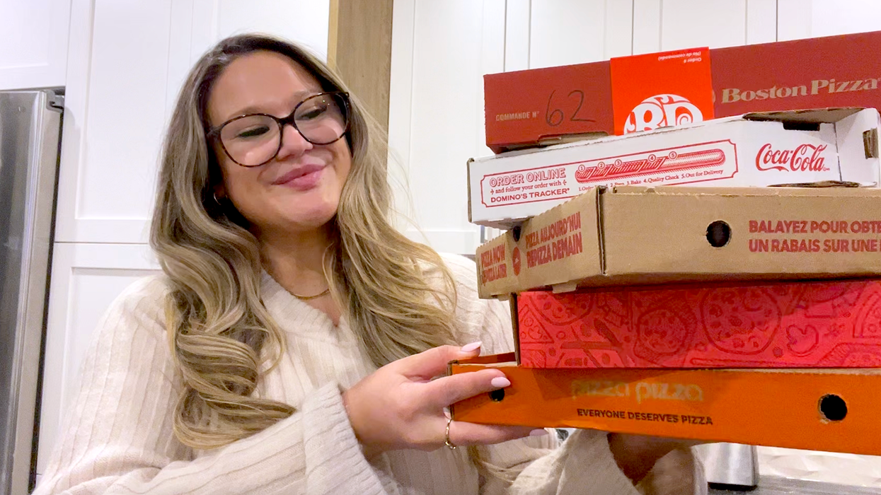 Izabelle Bee qui tient les 5 boîtes de pizza : Pizza Pizza, Pizza Salvatoré, Pizza Hut, Dominos et Boston Pizza.