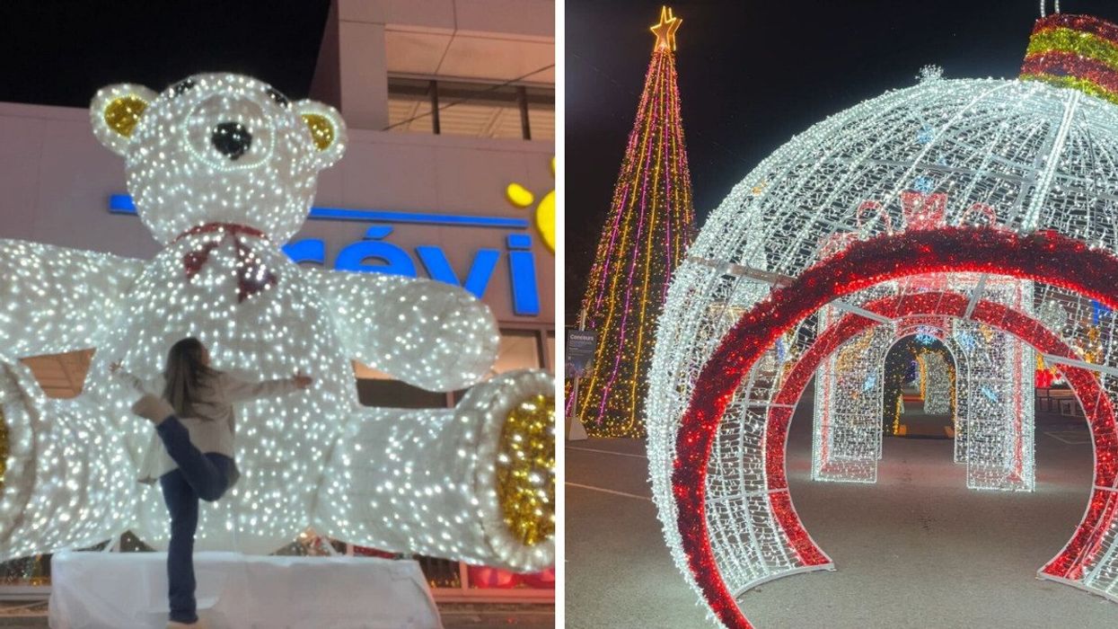 Izabelle et un ourson géant tout illuminé. Droite : des structures lumineuses en forme de sapin et de boule de Noël.