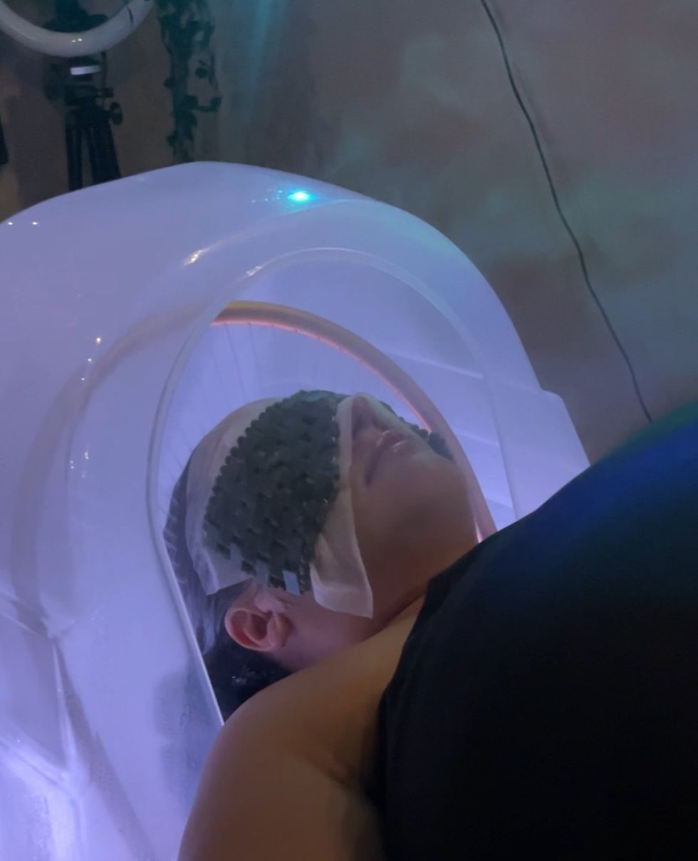 Izabelle pendant l'\u00e9tape de la bo\u00eete vapeur au spa capillaire. 