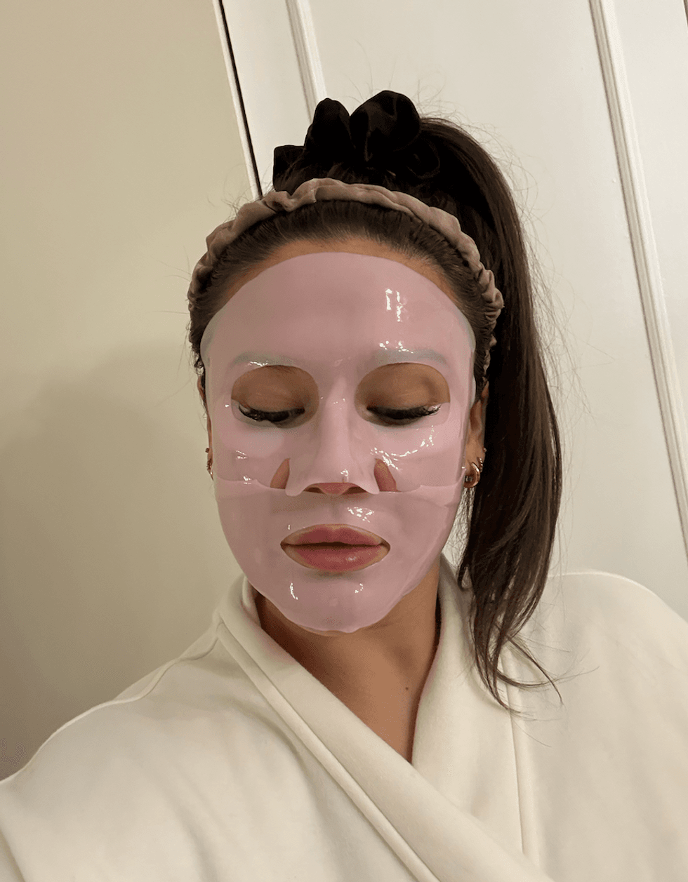 Izabelle porte le masque gel au collag\u00e8ne rose PDRN de Medicube.