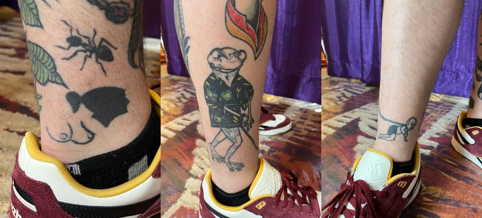 Jambe tatou\u00e9e avec une paire de seins, une fourmis, une grenouille qui prom\u00e8ne un b\u00e9b\u00e9 en laisse et un soulier rouge