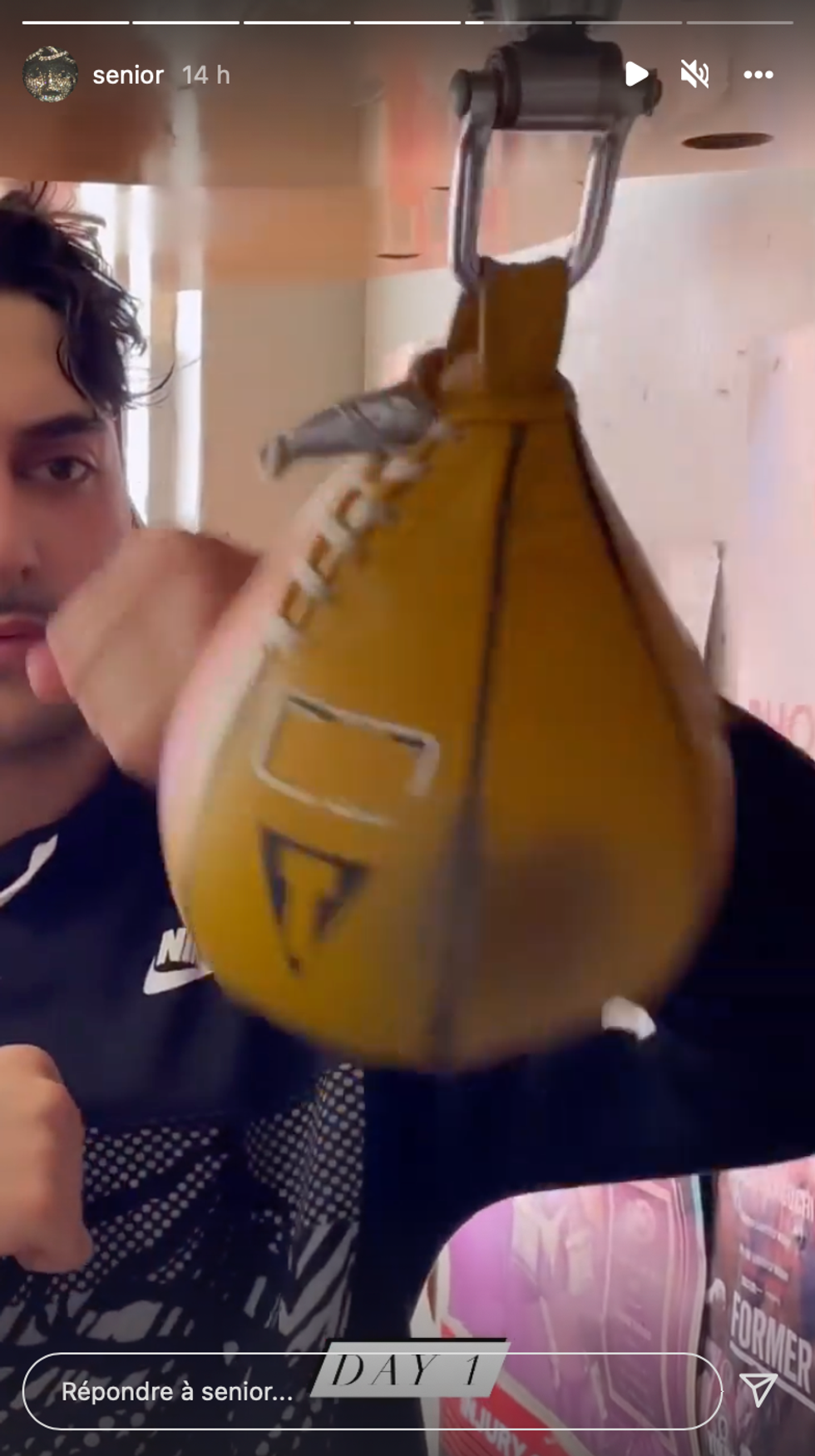 James William Awad en train de boxer.