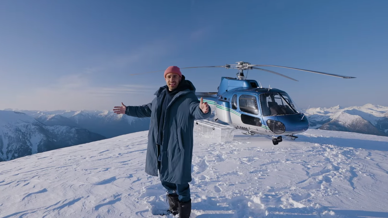 Jay Du Temple au sommet d'une montagne enneigée avec un hélicoptère.
