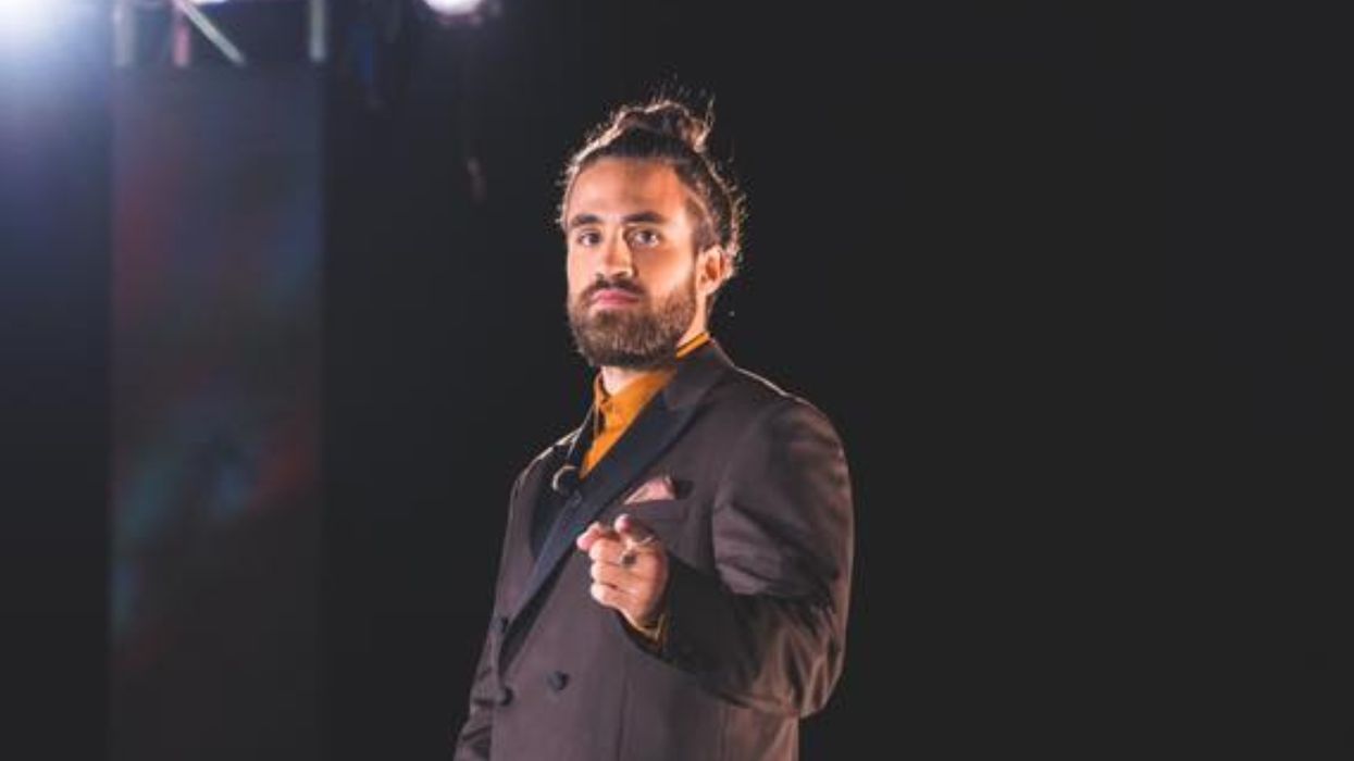 Jay Du Temple se fait teindre des sourires colorés sur la tête