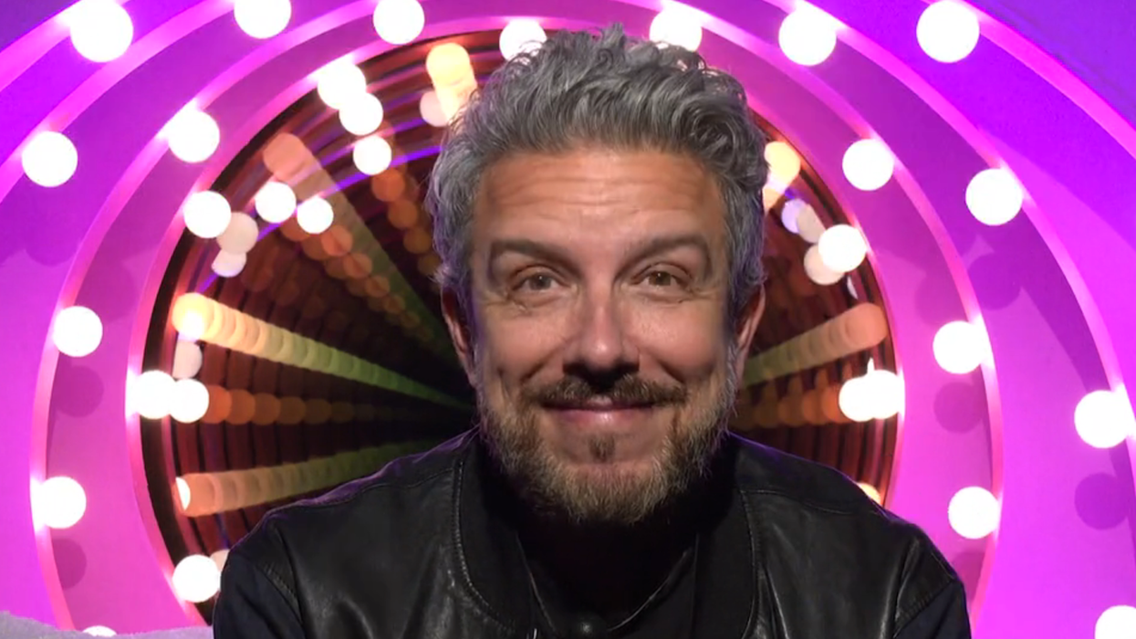 Jean Airoldi dans le confessionnal au fond fushia.