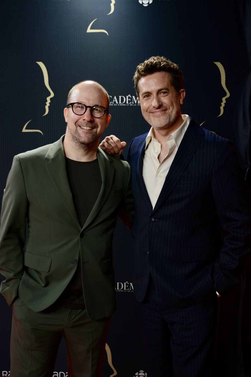 Jean-Philippe Dion et son conjoint Martin Boisclair \u200bsur le tapis rouge des Prix G\u00e9meaux.