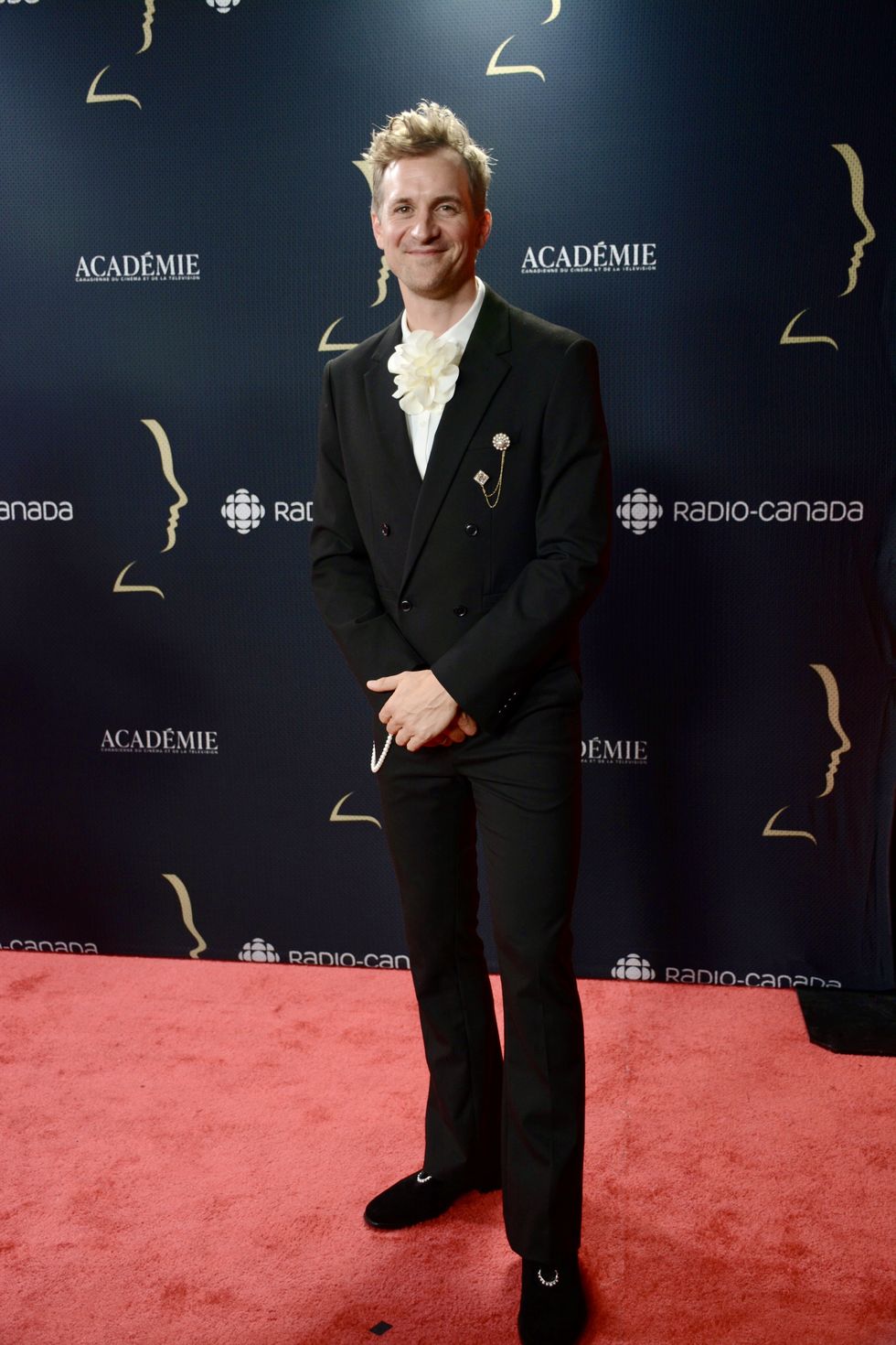 Jean-Philippe Perras tout en \u00e9l\u00e9gance \u200bsur le tapis rouge des Prix G\u00e9meaux.