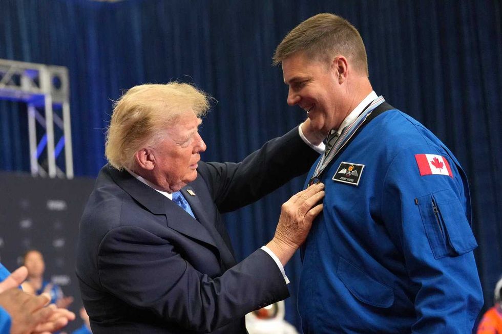 Jeremy Hansen receives U.S. Space Medal of Honor