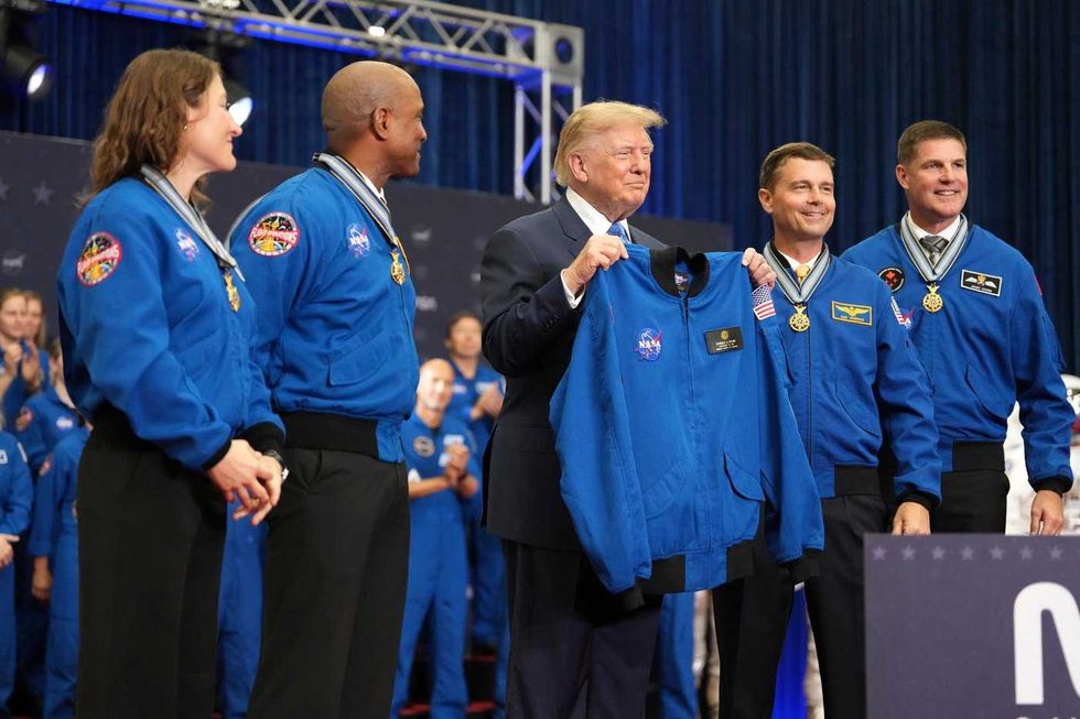 Jeremy Hansen receives U.S. Space Medal of Honor