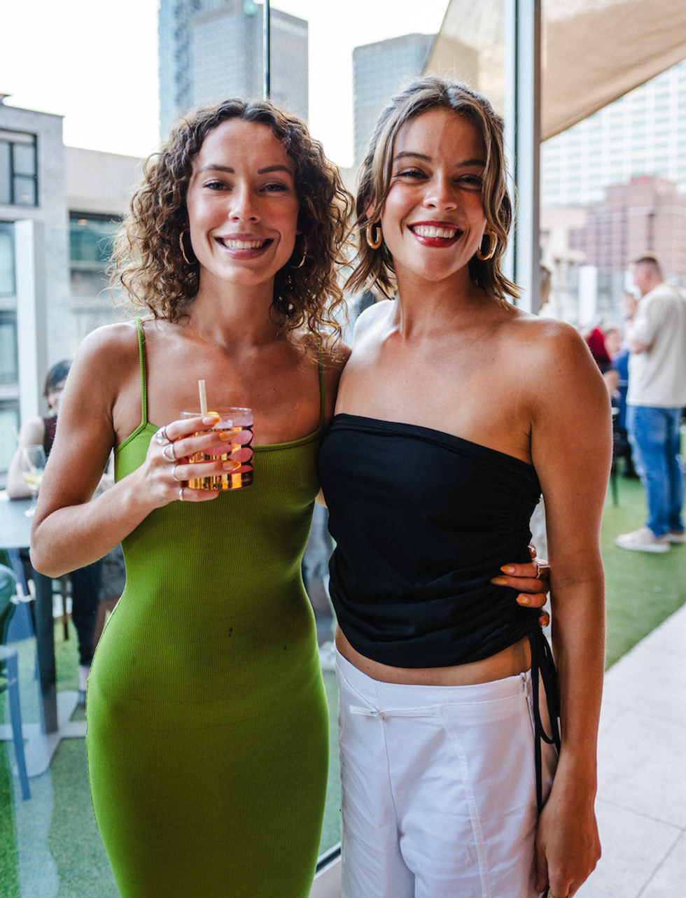 Jessica Roux et Rosemarie Santerre du 5 \u00e0 7 podcast sur la Terrasse Carla.