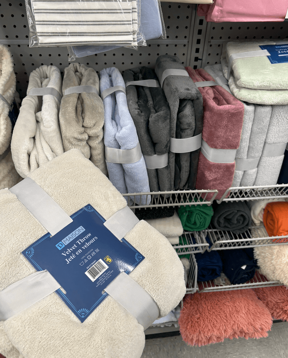 Jet\u00e9 en velours sur les tablettes du Dollarama.
