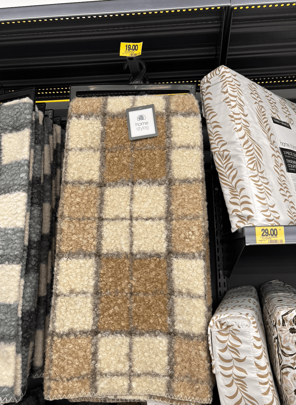 Jet\u00e9 \u00e0 carreaux beige, cr\u00e8me et gris \u00e0 texture boucl\u00e9e Home Styles chez Tigre G\u00e9ant.