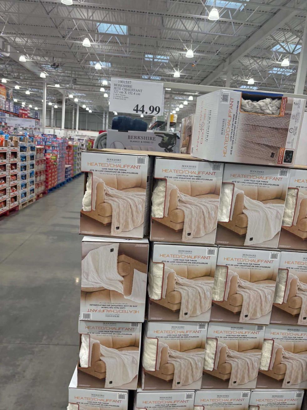Jet\u00e9s chauffants en similifourrure Berkshire vendus en bo\u00eete au Costco.